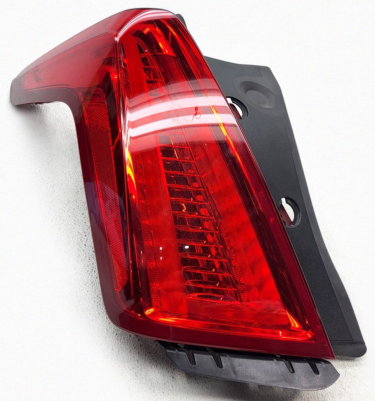 OEM Left Driver Side LED Tail Lamp For 2017-19 Cadillac XT5 84245000, Plug Crack