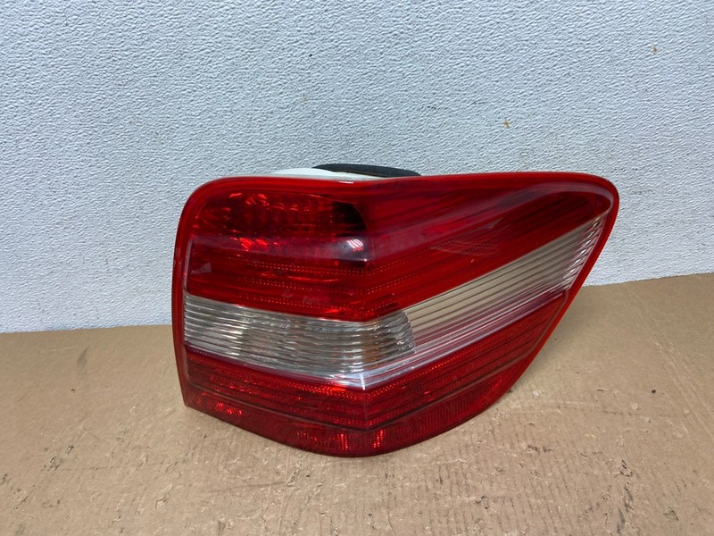 2006 - 2008 Mercedes ML 350 Ml-Class Right PassengerTail Light OEM AD8245 DW