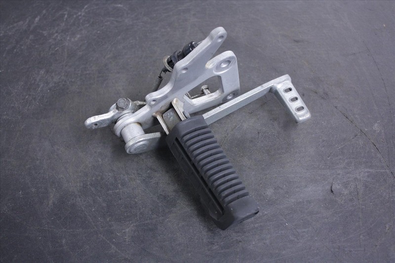 2005 SUZUKI GS 500 FK FRONT RIGHT FOOT BRAKE PEDAL PEGR MOUNT BRACKET GS500 05