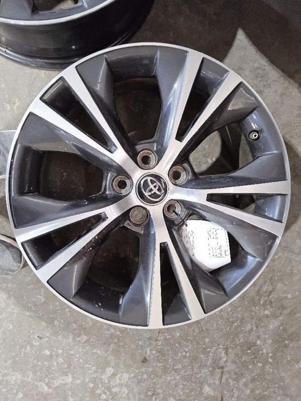 2016-2019 Toyota Highlander Wheel Rim 18x7-1/2 Alloy 5 V Spoke Gray Inlay