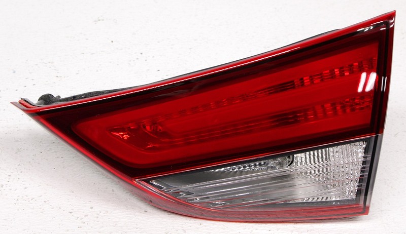 OEM Hyundai Elantra Coupe, Sedan Right Passenger Side Tail Lamp Lens Chip