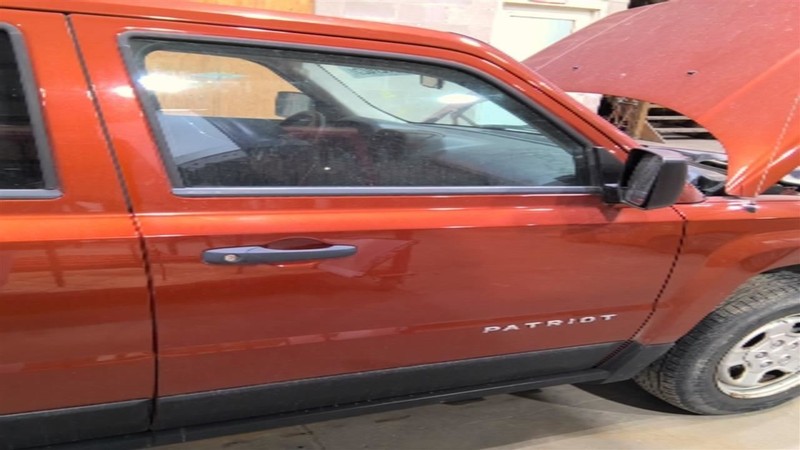 Passenger Right Front Door Manual Window Fits 11-17 PATRIOT 3454389