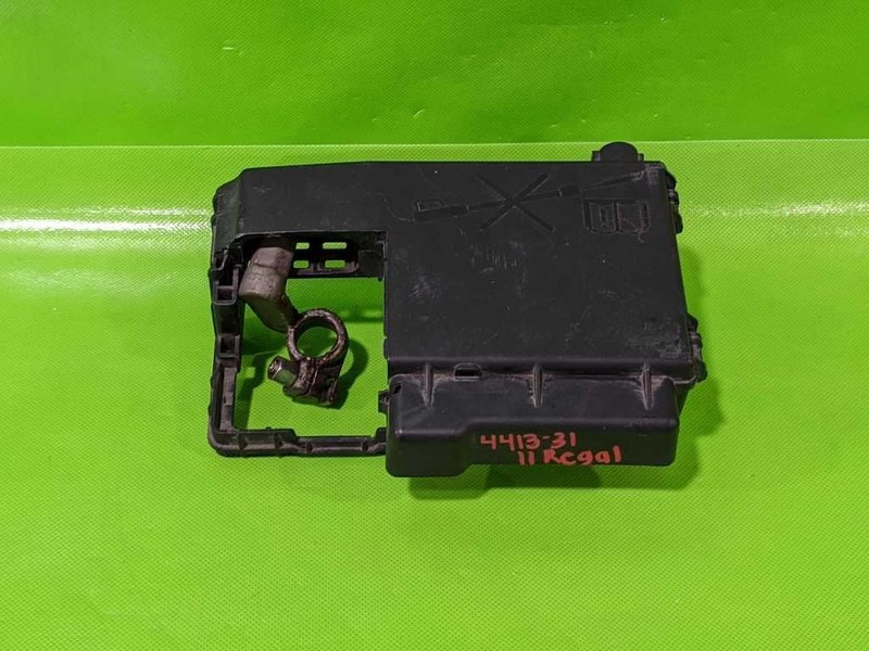 11 REGAL POSITIVE BATTERY POST FUSE BLOCK OEM 4413-31