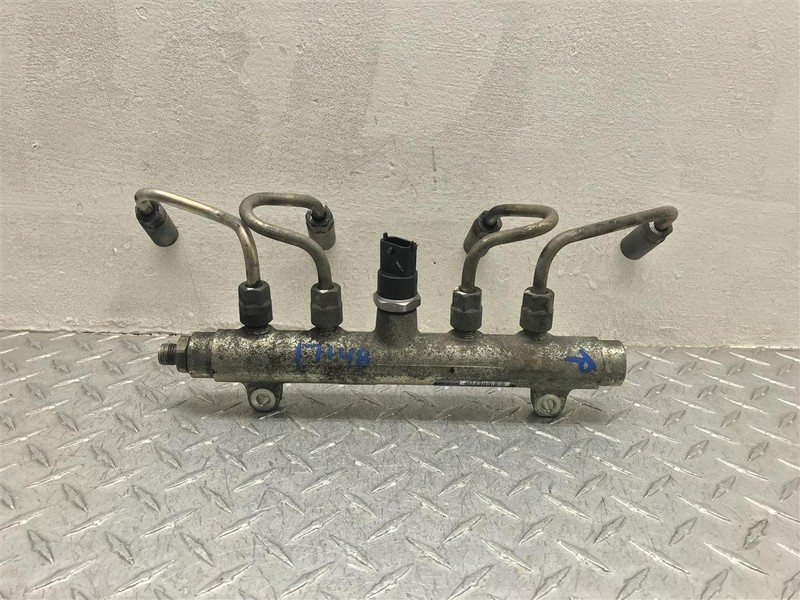 04 05 CHEVROLET SILVERADO SIERRA 2500 3500 PASSENGER FUEL RAIL 6.6L DIESEL OEM