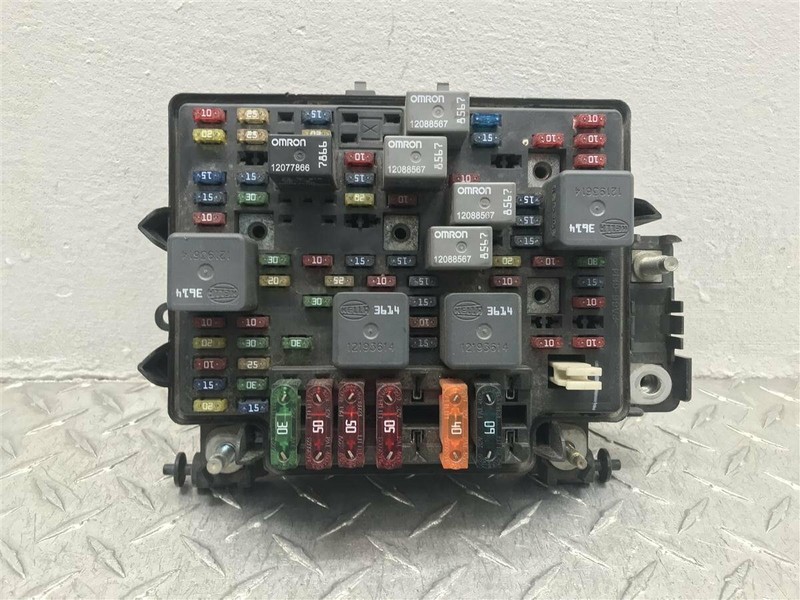 00-02 CHEVROLET SUBURBAN YUKON TAHOE 2WD 5.3L ENGINE FUSE BOX OEM 15328692