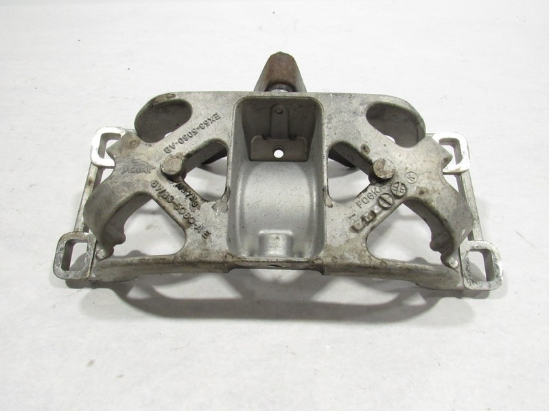 10-15 Jaguar XK XKR 2014 5.0L AT Transmission Crossmember Mount Bracket ;:O