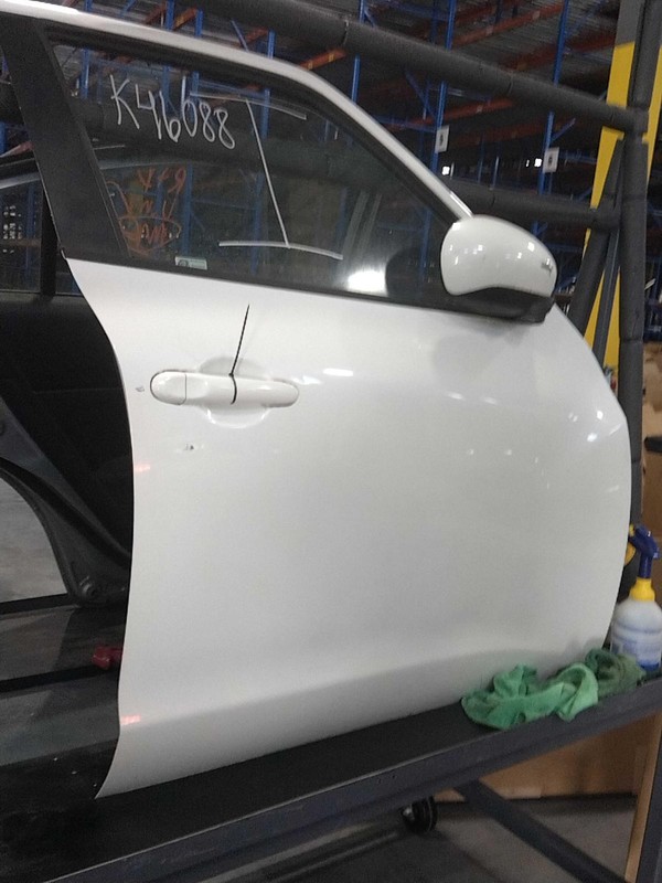 2014 Nissan Juke Right Front Door White OEM 560071 66k Miles Used
