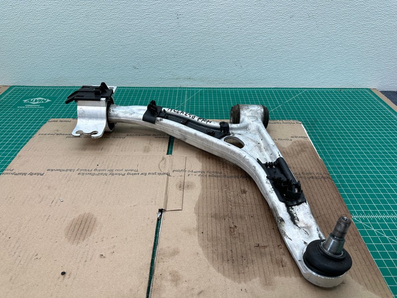 14-19 Mercedes CLA250 C117 FRONT RIGHT PASSENGER SIDE LOWER CONTROL ARM OEM