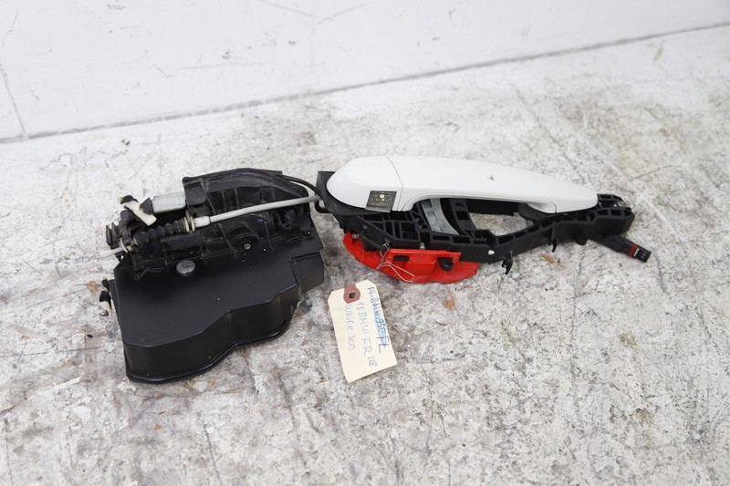 12-18 BMW F30 F31 FRONT RIGHT PASSENGER EXTERIOR DOOR HANDLE ACTUATOR WHITE 300