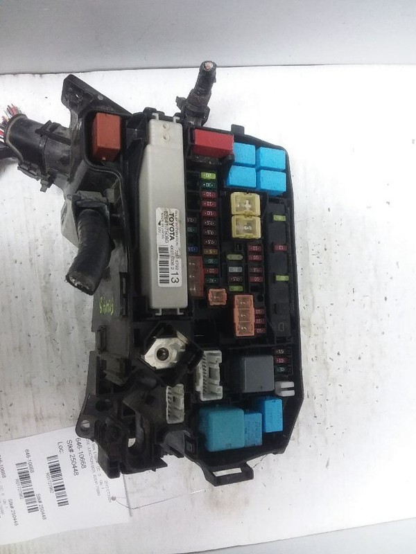 Fuse Junction Box Engine Fits 14-17 LEXUS CT200H 82641-75080