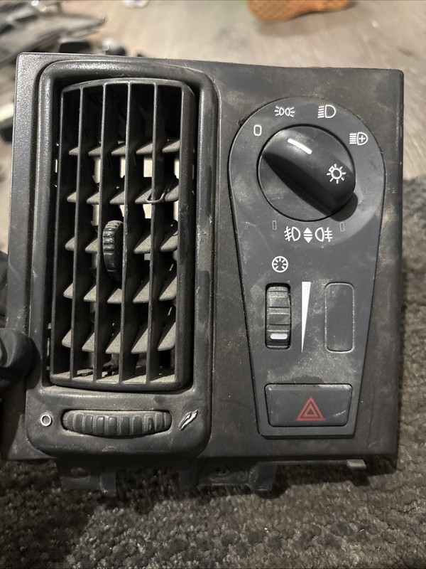 Volvo Switch and Vent Panel Assembly 20911930