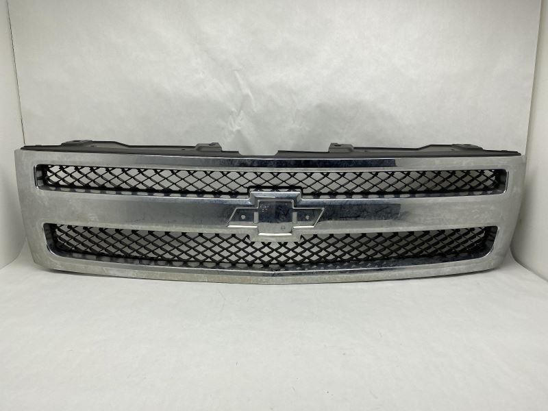 Front Grille Chrome Fits 2007-2011 Chevrolet Silverado 1500 84072 ***Damaged***