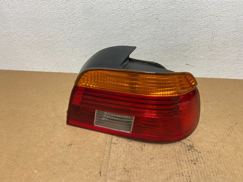 2001- 2003 BMW 5 Series E39 530i Right Passenger Side Tail Light Oem AC3131 DW