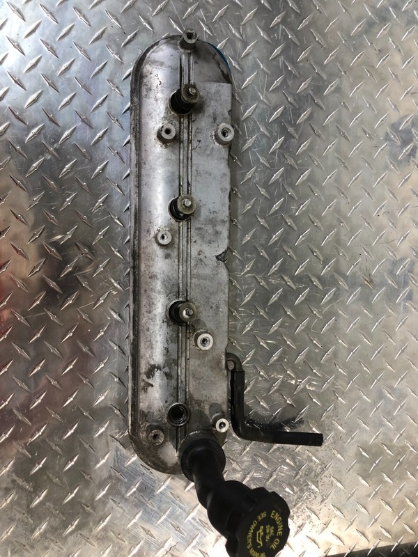 Chevy Silverado valve cover ( passenger ) 5.3L 1999-2002 gmc sierra Oem Tested