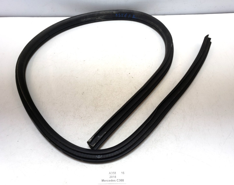 ✅ 17-23 OEM Mercedes C300 C43 C63 A205 Front Left Driver Door Weatherstrip Seal