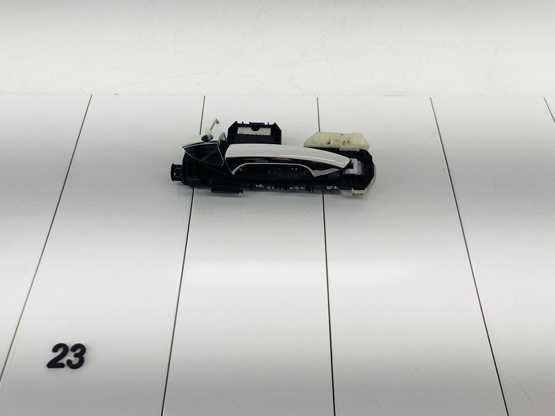 16-19 MERCEDES BENZ CLA250 FRONT LEFT SIDE EXTERIOR DOOR HANDLE ARCTIC WHITE OEM