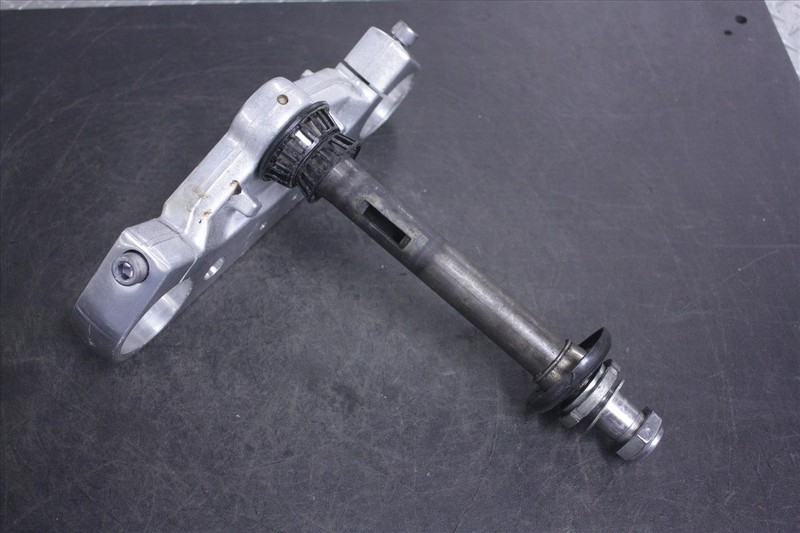 03 SUZUKI VZ 800 MARAUDER LOWER TRIPLE TREE CLAMP STEERING STEM OEM VZ800
