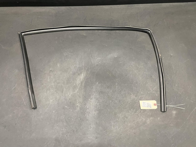 Front Right Door Window Glass Run Channel 2018 Kia Sportage 82540-D9000 17 - 22