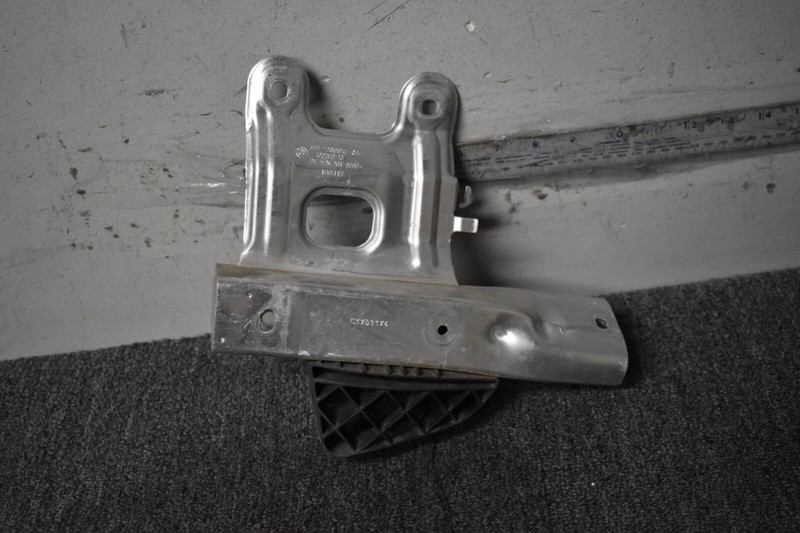 BMW F34 FRONT RIGHT SIDE BUMPER BRACKET FACTORY OEM