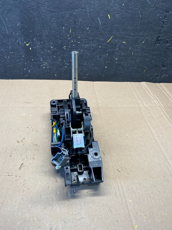 2013 to 2019 Lincoln MKTAutomatic Transmission Gear Shifter Selector r8752 DG