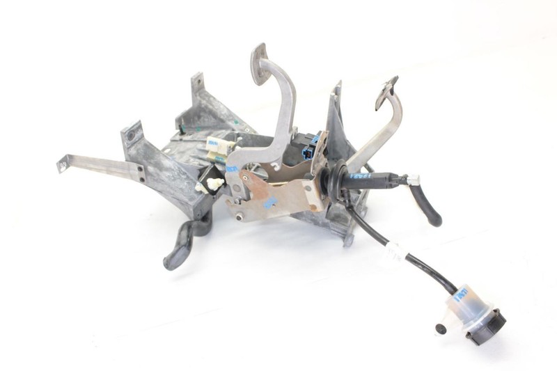 97-04 CORVETTE 5.7L LS1 Brake and Clutch Pedal Assembly 10400213