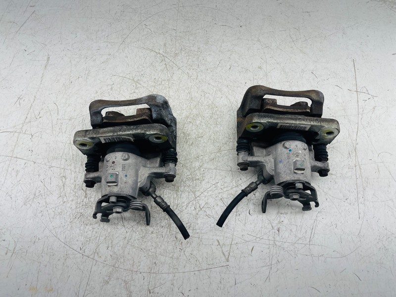 2013-2019 Cadillac XTS Rear Pair of Brembo Brake Caliper oem 22752394 22752395