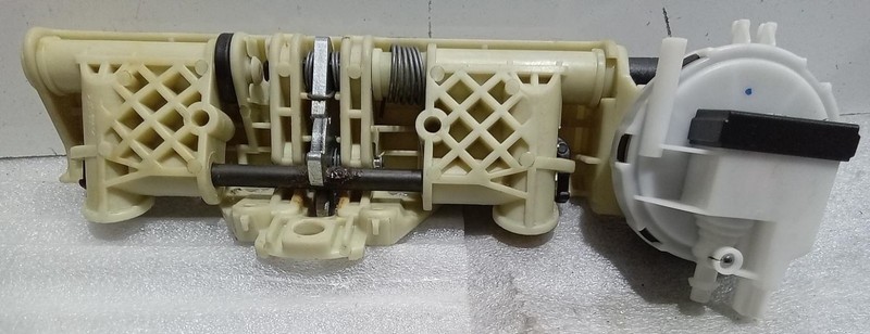 1998-2006 Mercedes S500 Center Rear Headrest Actuator 2209700325