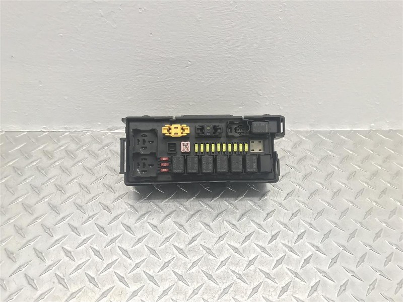 2006 JEEP GRAND CHEROKEE 5.7L ENGINE FUSE BOX OEM 4892086AB