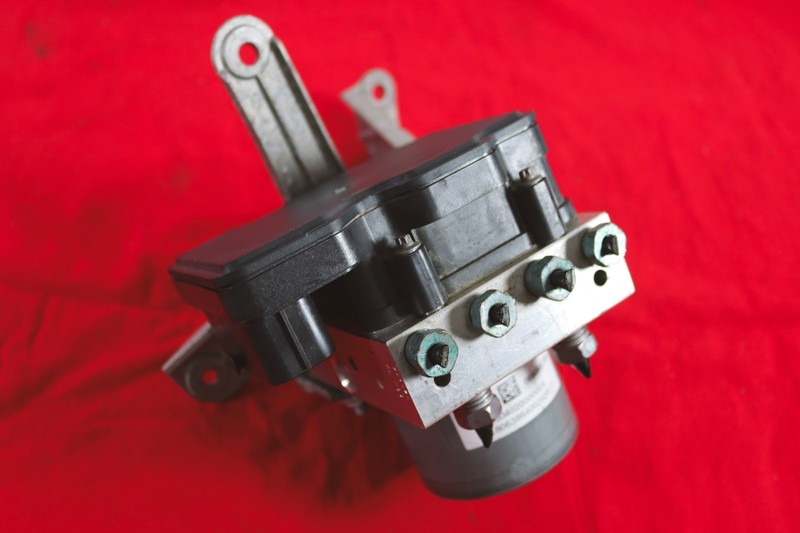 2016-2018 Camaro SS ZL1 1LE ABS Pump Module W/ Bracket OEM 84244636 *USED*