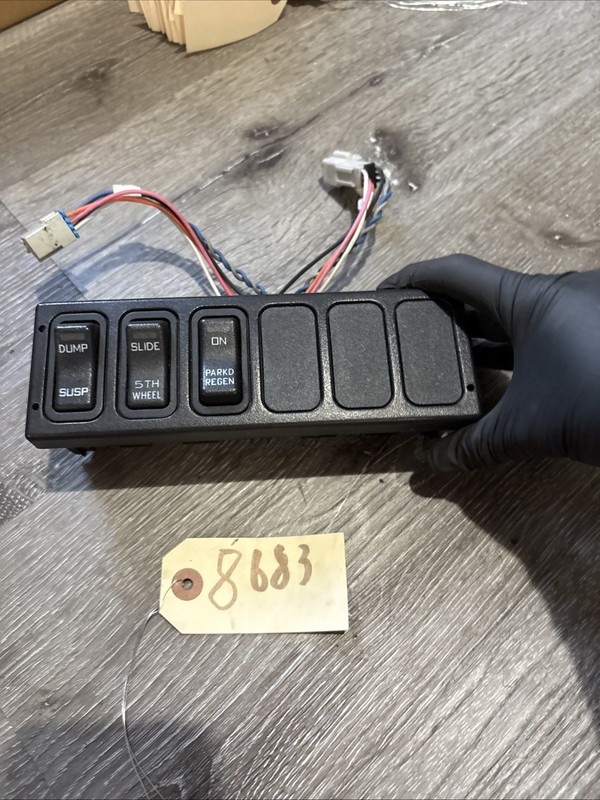 INTERNATIONAL PROSTAR Console 3 Switches - P/N: 3549776C4 Pollak P/N 32237