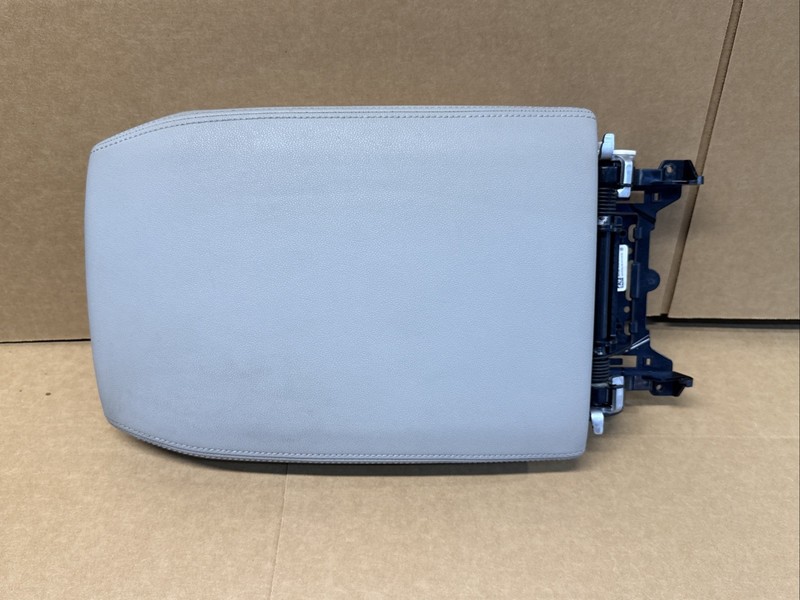2018-2019 Volkswagen Atlas Center Console Leather Lid Armrest Gray