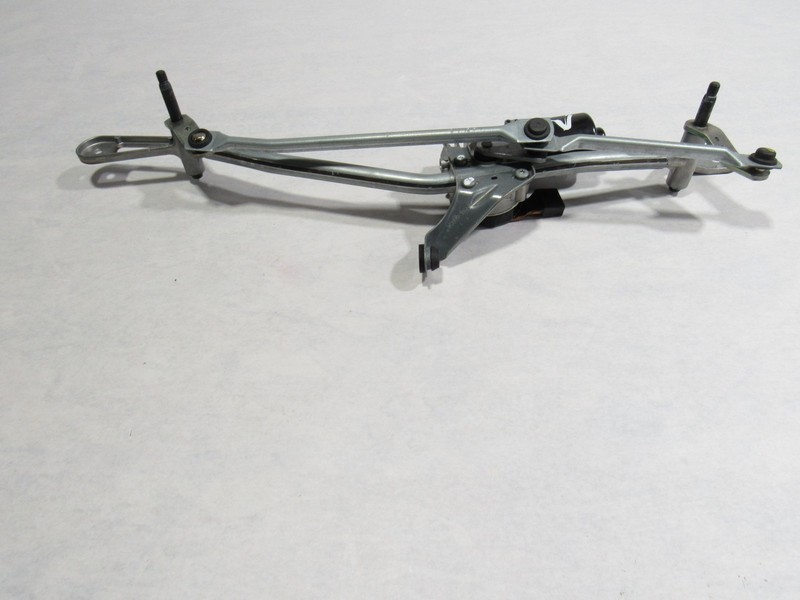 20-24 BMW M8 F93 2022 Front Windshield Wiper Linkage W/ Motor ;:O