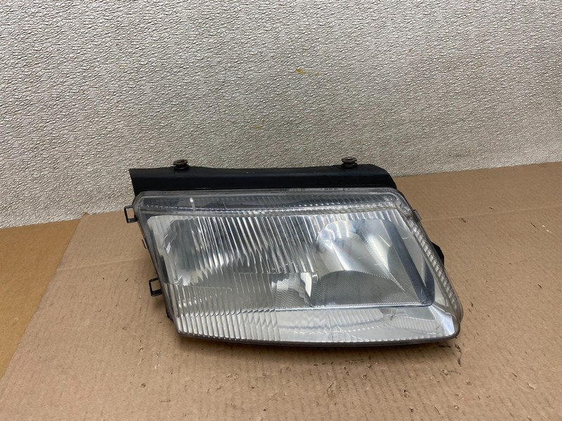 1998 to 2001 Volkswagen Passat Right Side Headlight OEM Z3992 DW