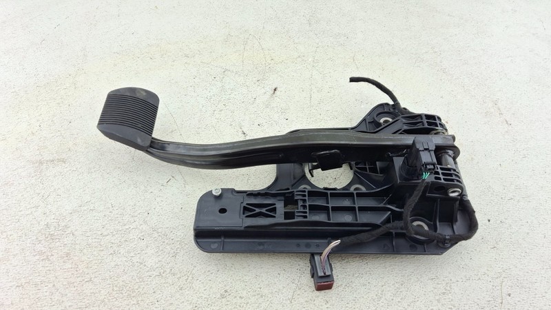 2017 - 2025 CHRYSLER PACIFICA BRAKE FOOT STOP PEDAL W/ MOUNT BRACKET OEM