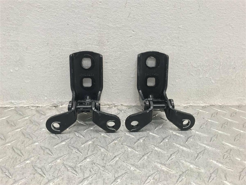 2003 SATURN VUE PASSENGER DOOR HINGES PAIR OEM 15861045