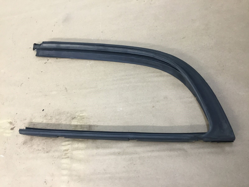 Aston Martin DB9 GT 2016 Rear Right Quarter Glass Weatherstrip Seal 13-16 ;:Y