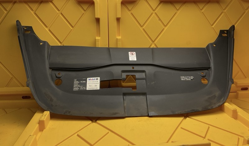 2011 2012 2013 2014 Porsche Cayenne Engine Bay Cover Panel Center Side Hood Lock