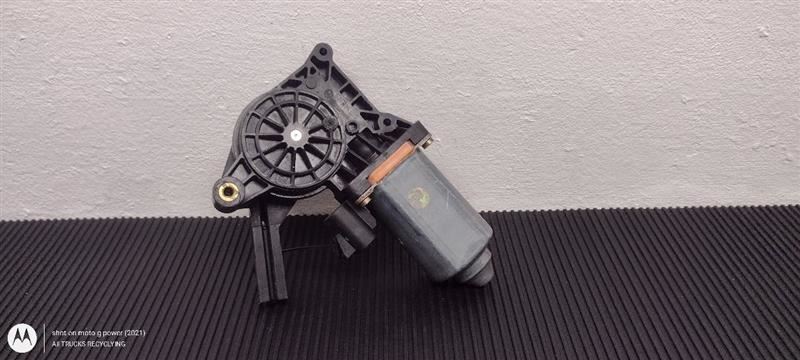00-06 GMC Yukon Front Left Driver Power Window Motor OEM 19179943