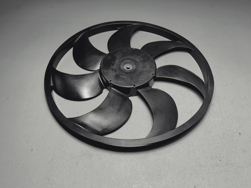 2021 Nissan Rogue 2.5L Engine Cooling Radiator Left Driver Side Fan Blade OEM