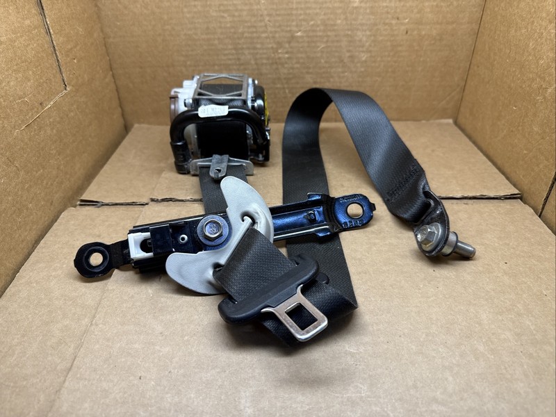 2015-2019 Subaru Outback Front Left Driver Side Seat Belt Seatbelt Retractor