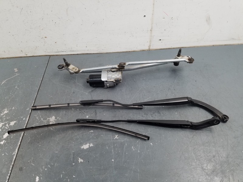 2019 Ford Mustang GT Windshield Wiper Motor / Arms #2620 A8