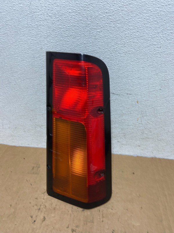 2003 - 2004 Land Rover Discovery 2 Right Passenger Side Tail Light Oem ad3031 DG