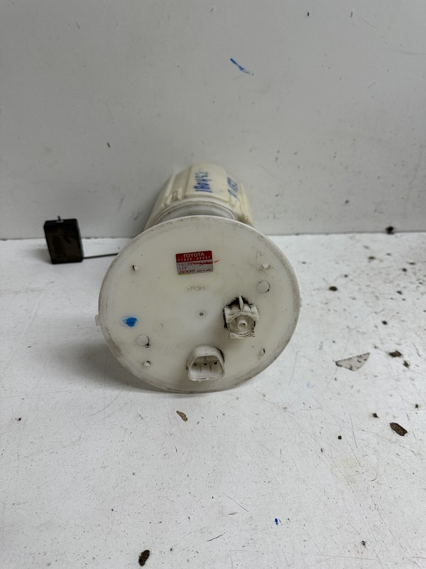2004-2005 Toyota Highlander 3.3L V6 Fuel Pump w Sending Unit & Bracket