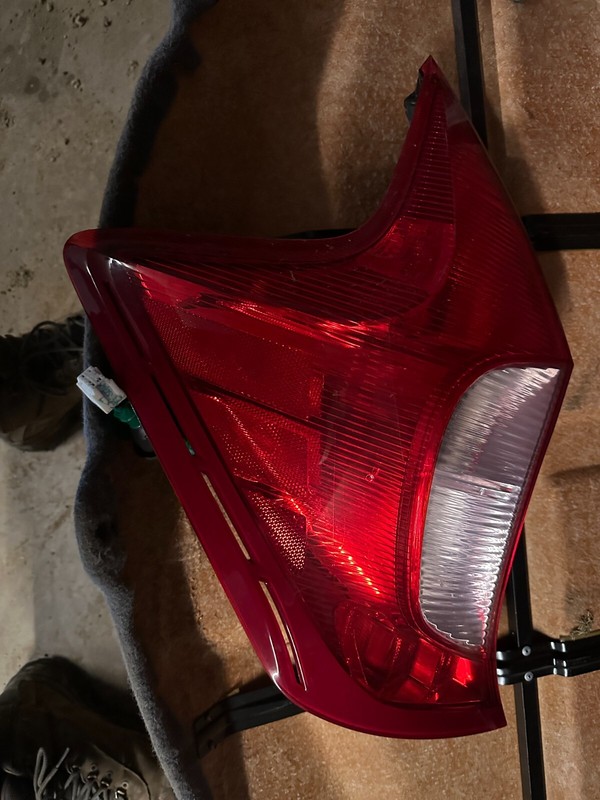 14-19 NISSAN VERSA NOTE HATCHBACK OEM LH DRIVER SIDE TAILLIGHT ASSEMBLY