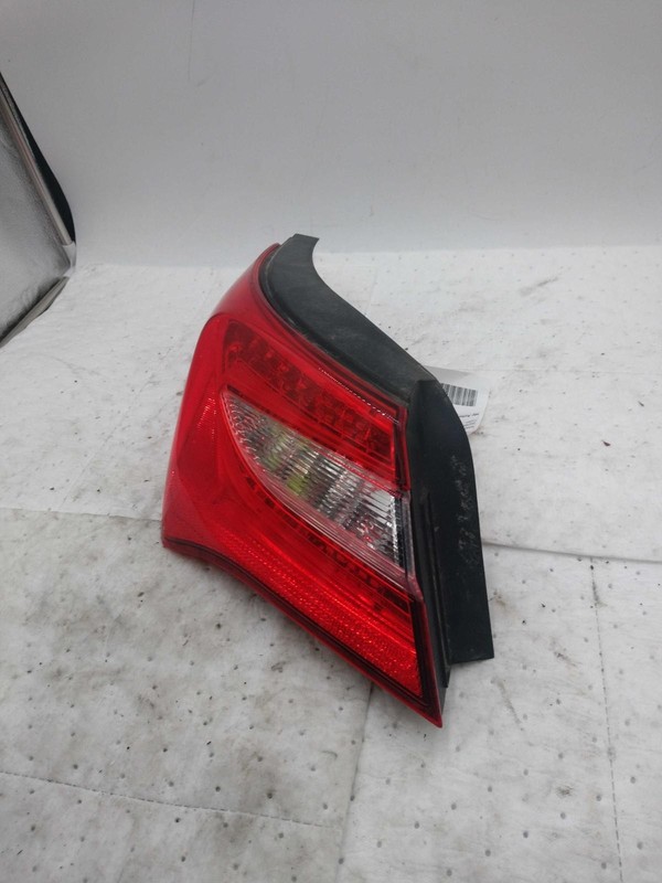 2012 Chrysler 200 Left Tail Light Assembly Red 416676 Used 79K Miles
