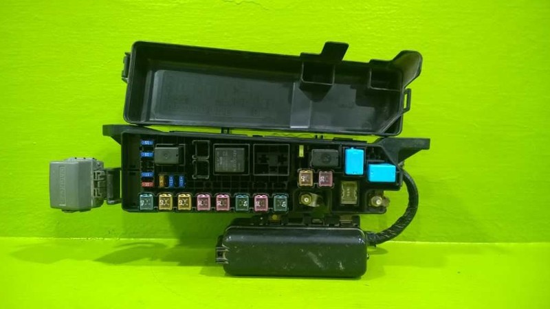 02 03 04 05 06 MPV ENGINE FUSE BOX OEM 2705-27