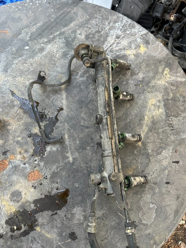 92-00 TOYOTA CELICA CAMRY MR2 RAV4 SOLARA OEM FUEL RAIL W/ INJECTORS
