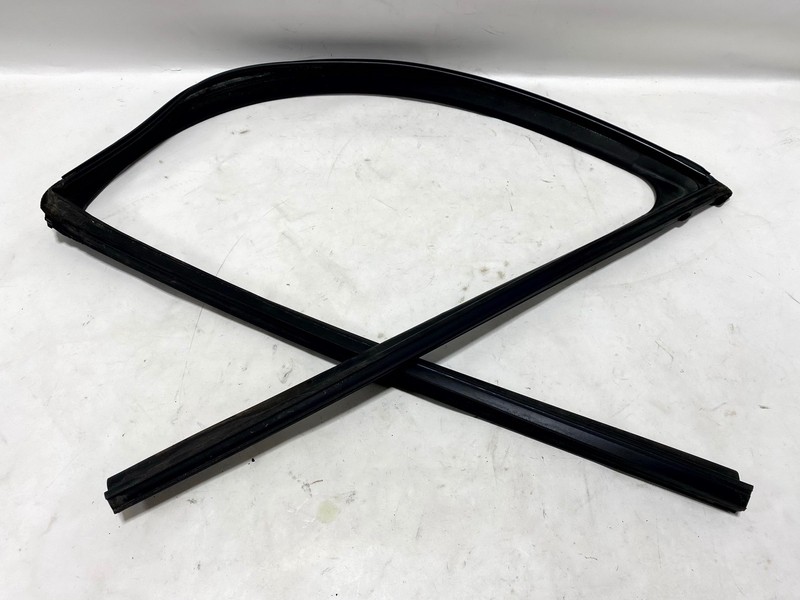 14-23 INFINITI Q50 FRONT LEFT DRIVER SIDE DOOR WINDOW GLASS RUN CHANNEL SEAL OEM