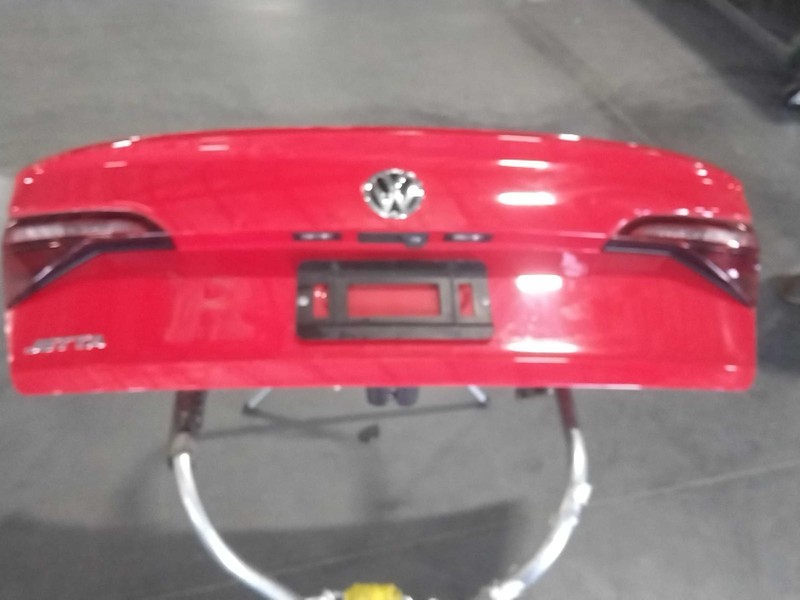 2019 Volkswagen Jetta Deck Lid Trunk Lid OEM Red 44000 Miles NJ25-26006-661869