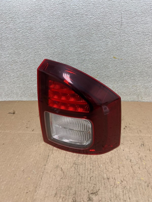 2014 - 2017 Jeep Compass Right Passenger Side Tail Light Y3178 DW